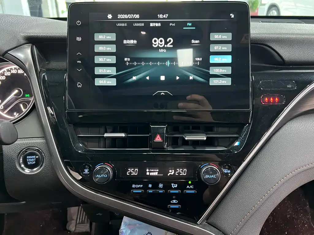 Toyota Camry 2023 — фото 12