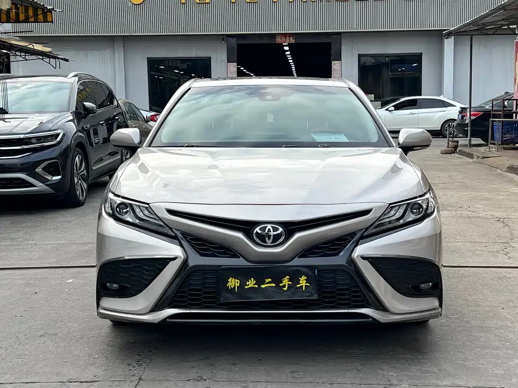 Toyota Camry 2021 — фото 2