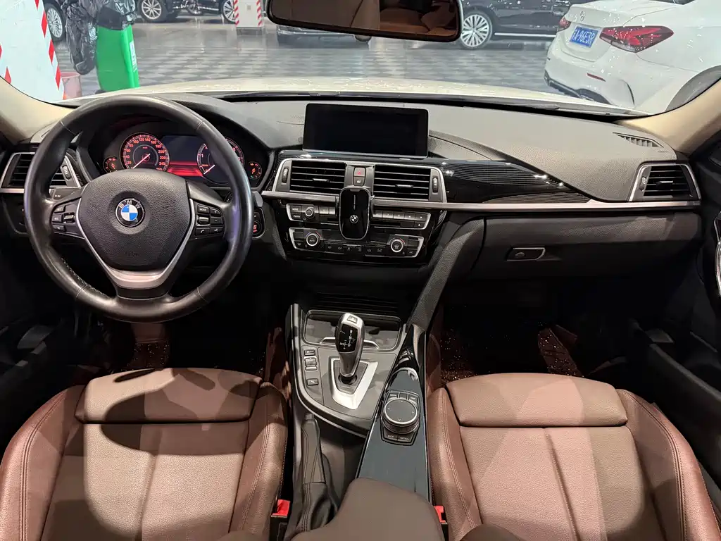 BMW 3 Series 2019 — фото 9