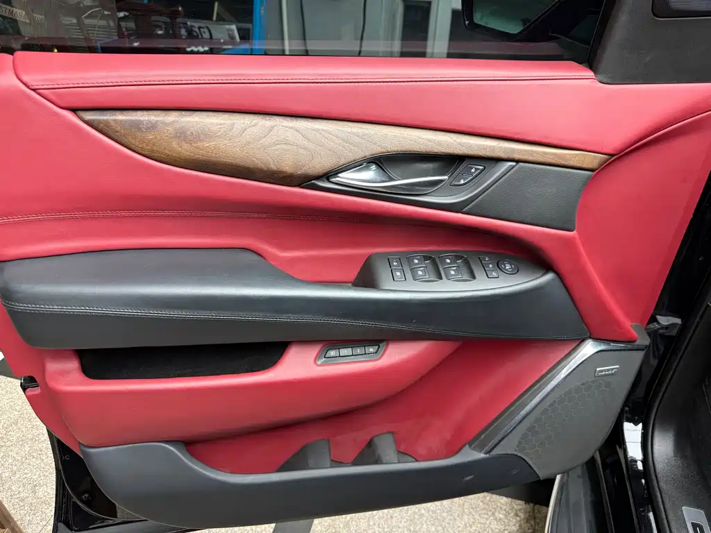 Cadillac Escalade 2018 — фото 11