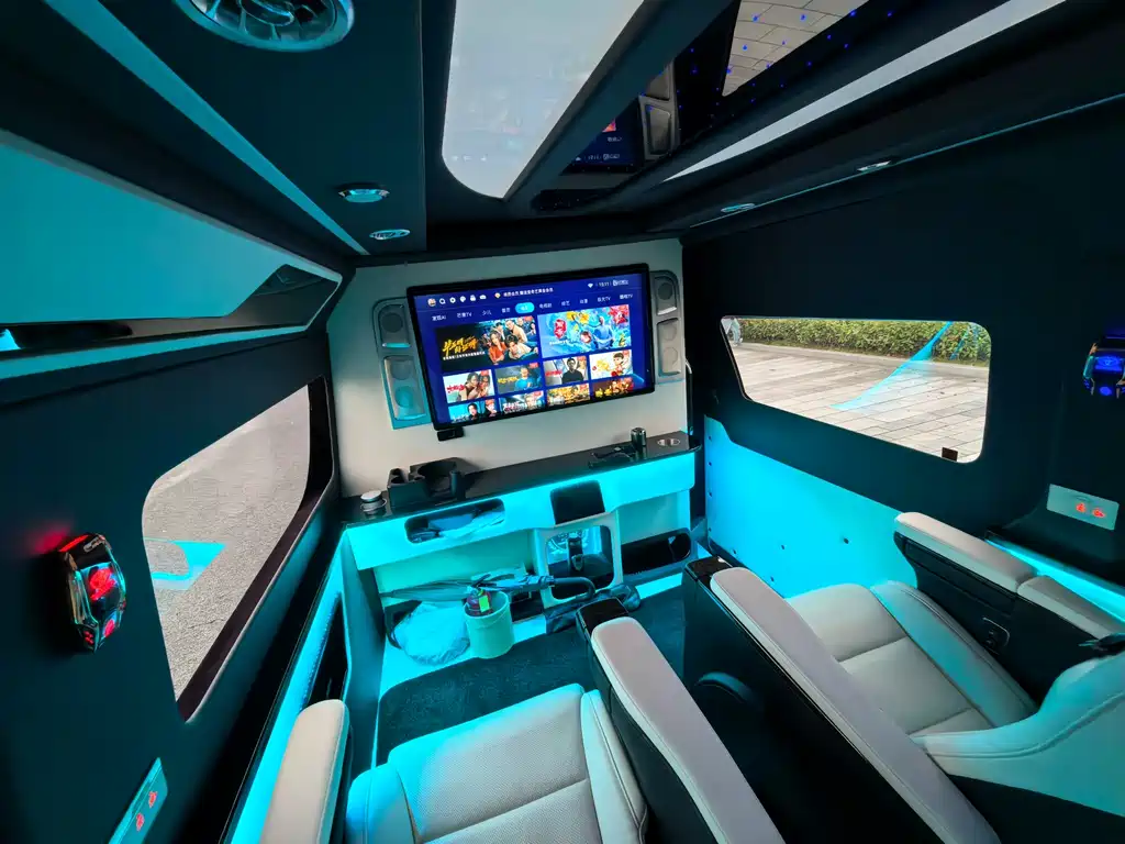 Toyota Hiace 2023 — фото 13