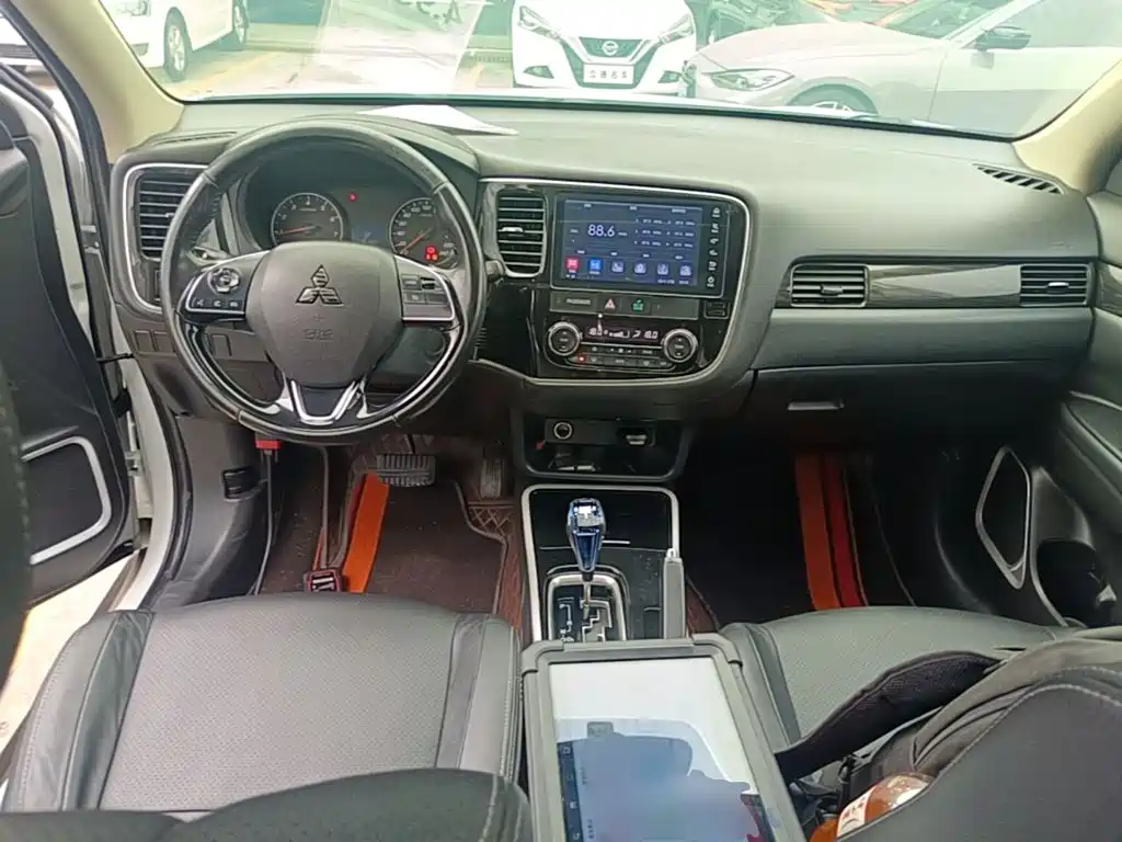 Mitsubishi Outlander 2018 — фото 10