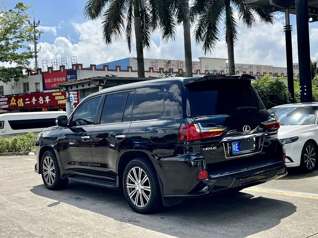Lexus LX 2011