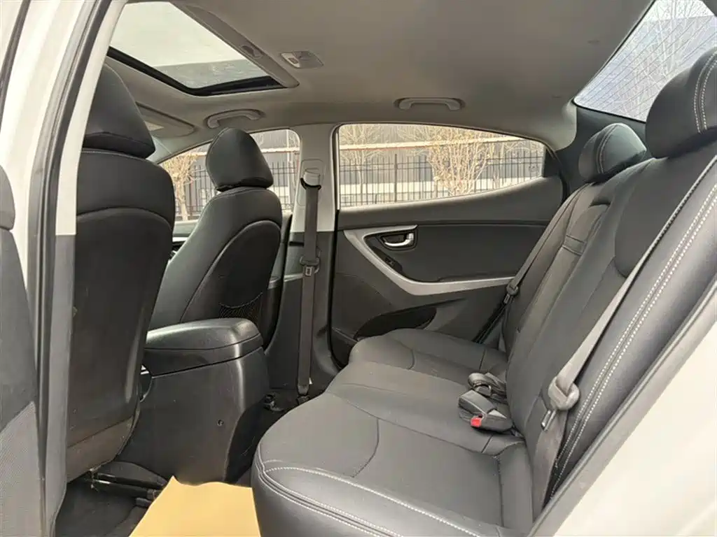Hyundai Elantra Langdong 2016 — фото 12