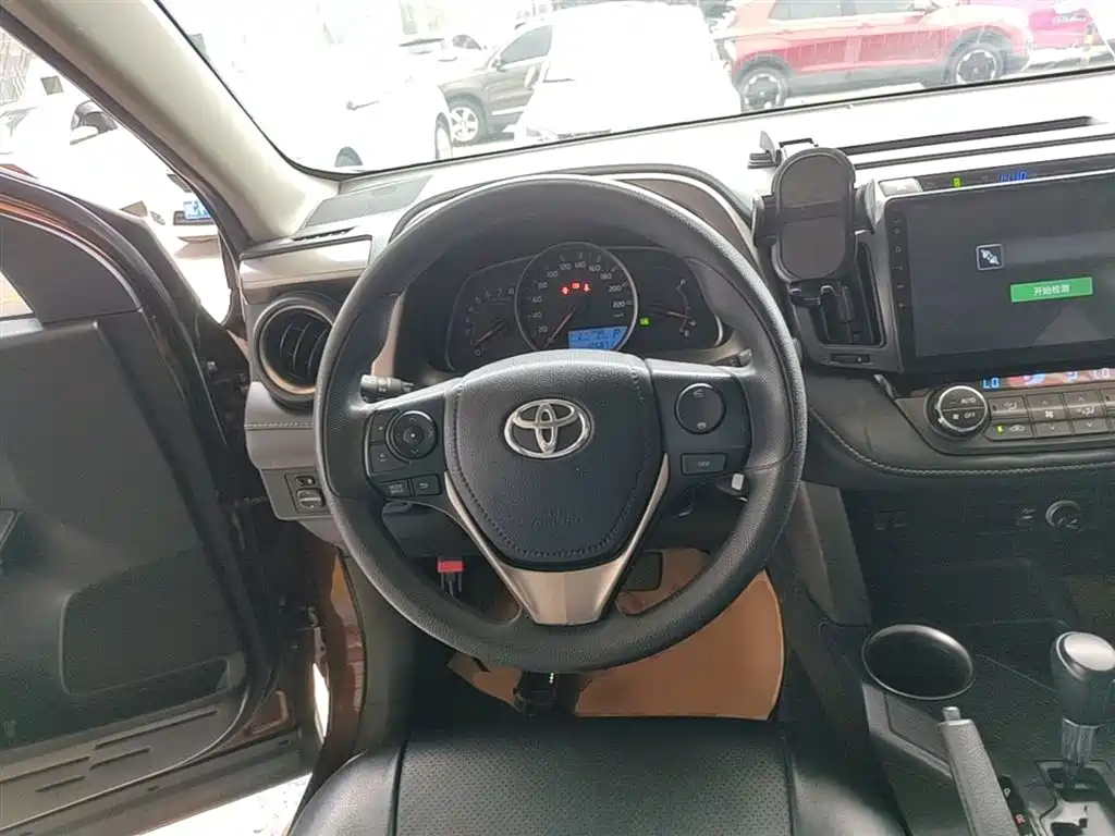 Toyota RAV4 2015 — фото 11