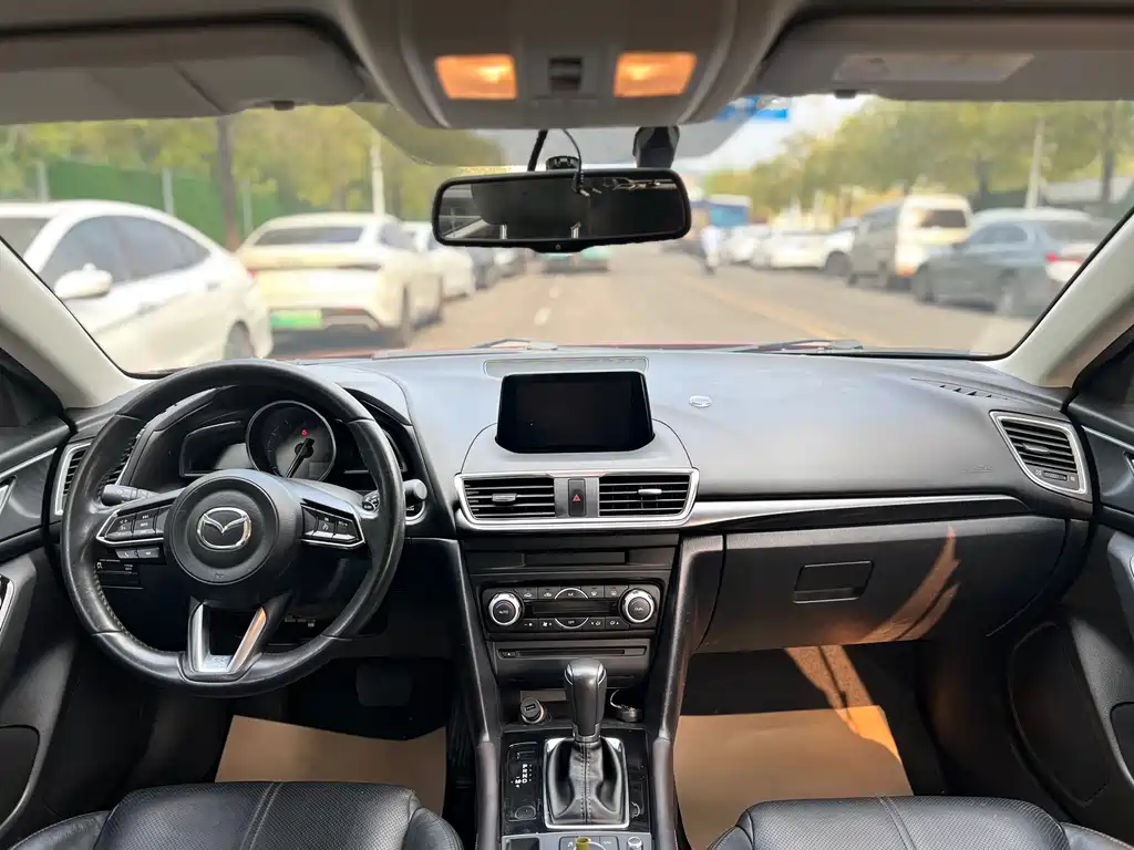 Mazda 3 Axela 2018 — фото 8