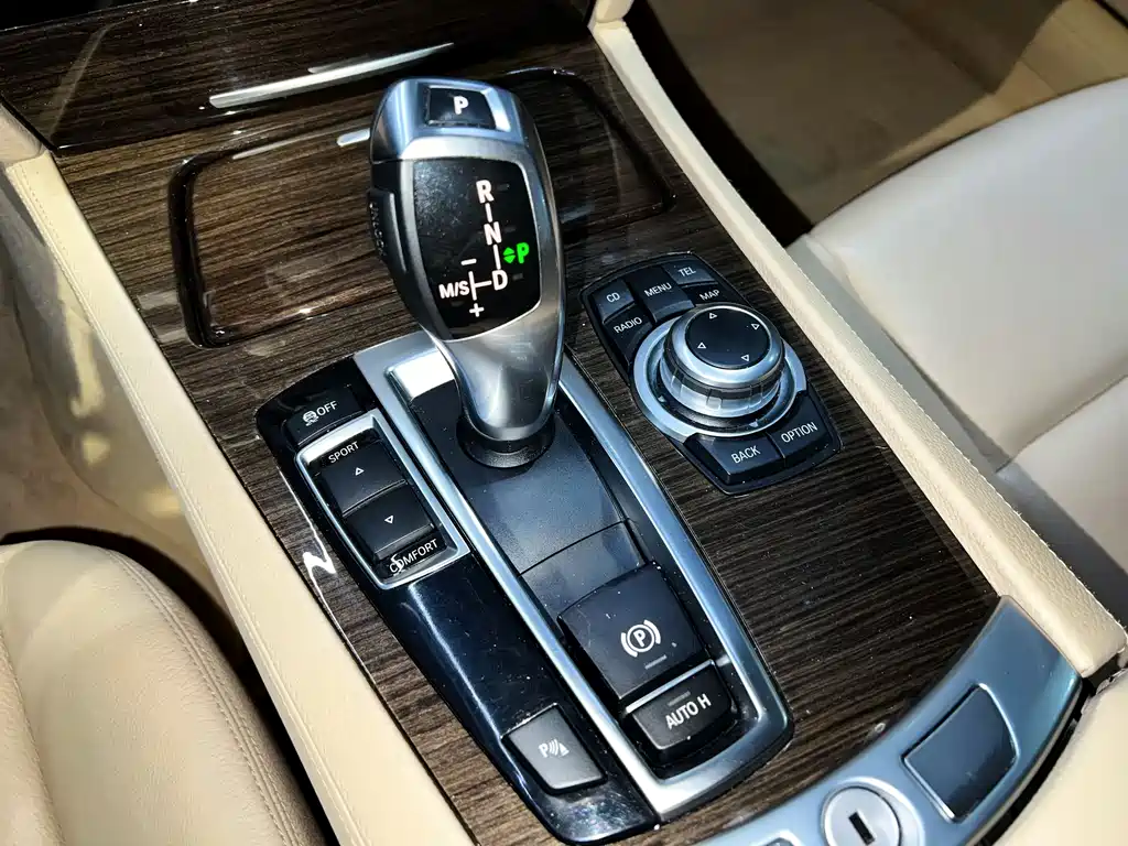 BMW 7 Series 2011 — фото 18