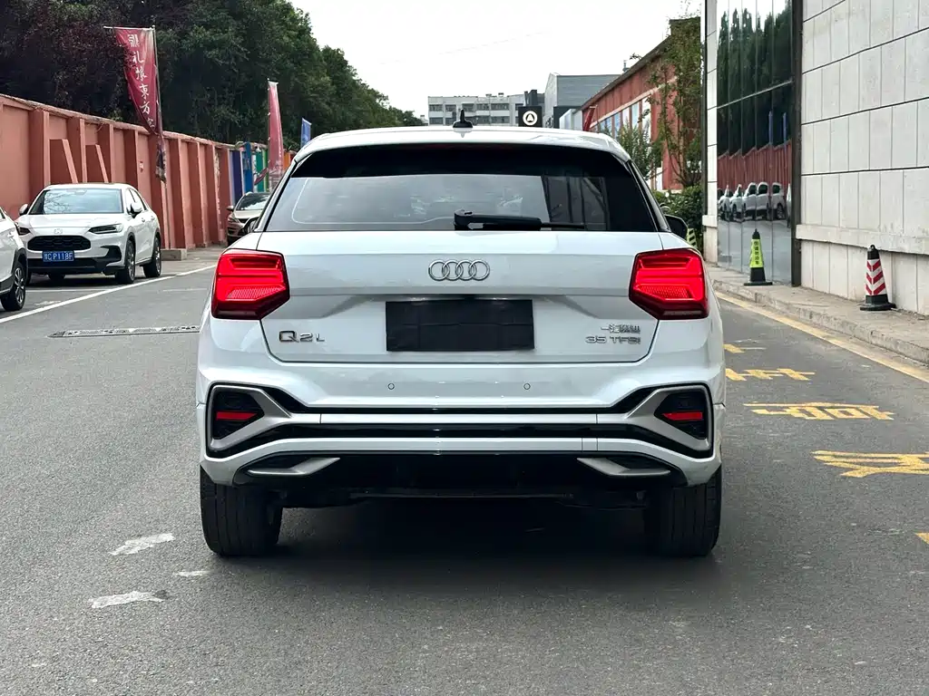 Audi Q2L 2023