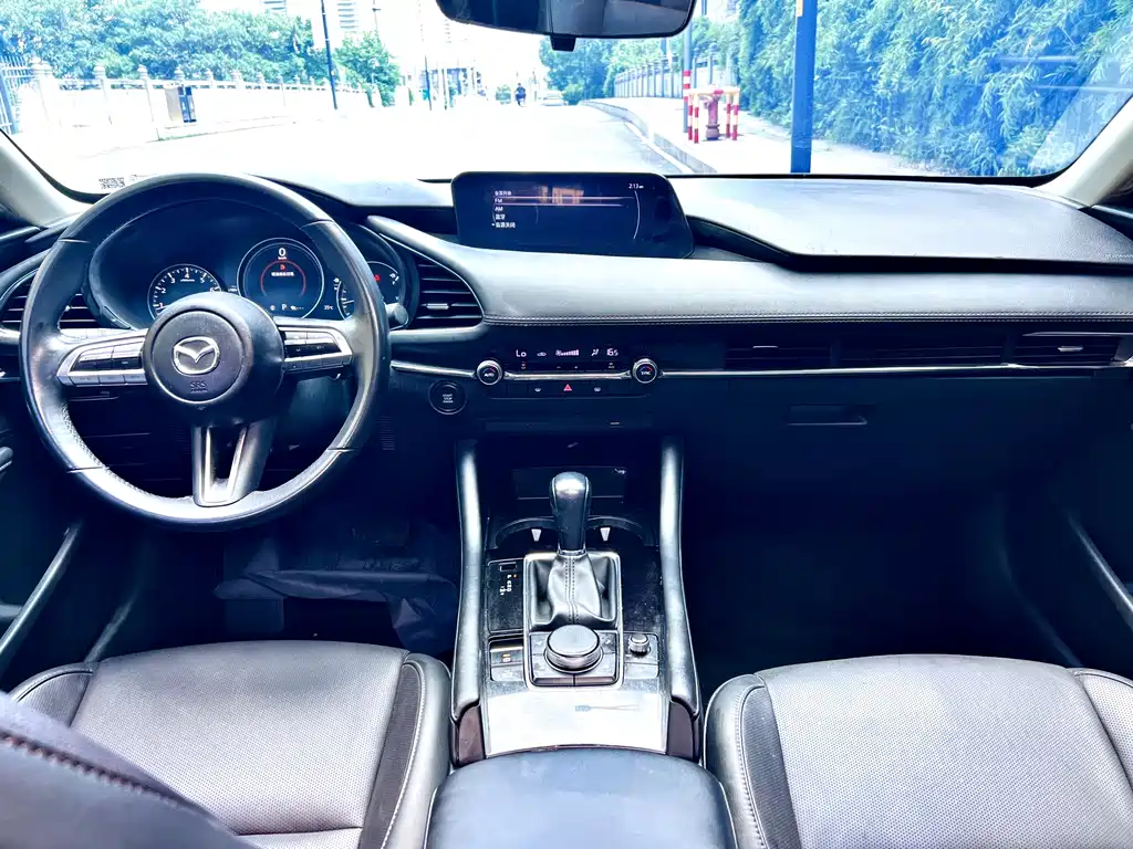 Mazda 3 Axela 2023 — фото 12