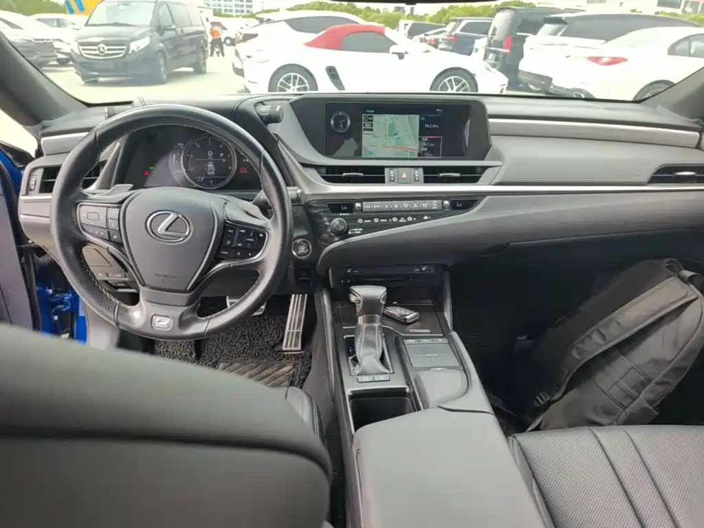Lexus ES 2019 — фото 10