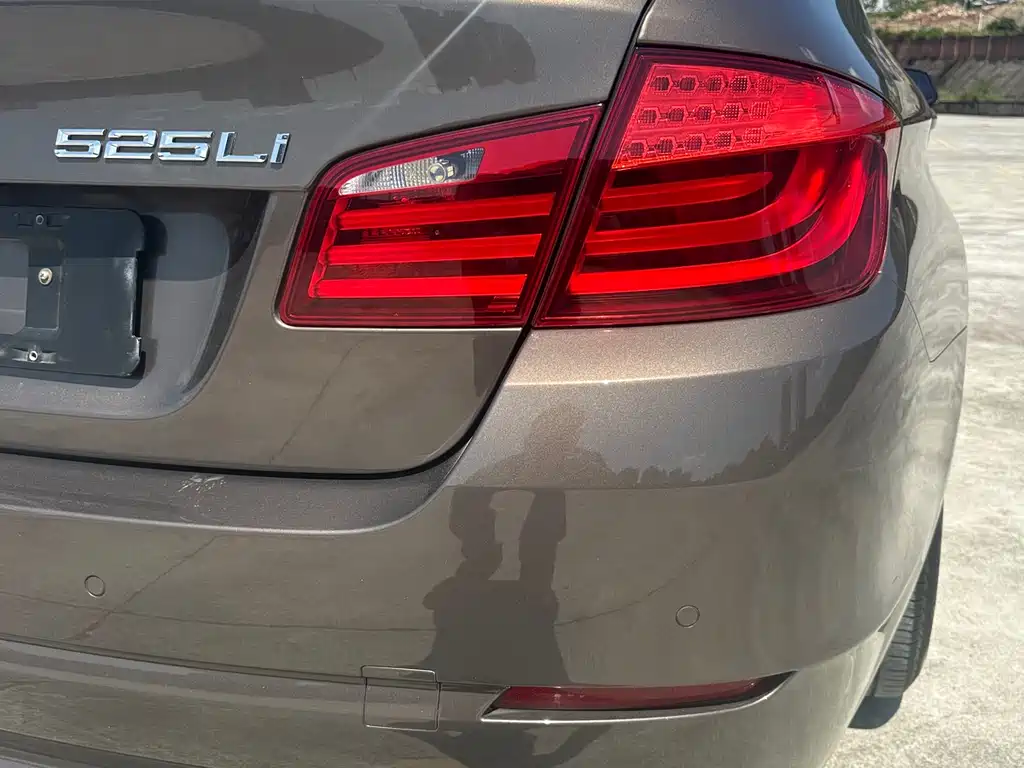 BMW 5 Series 2012 — фото 10