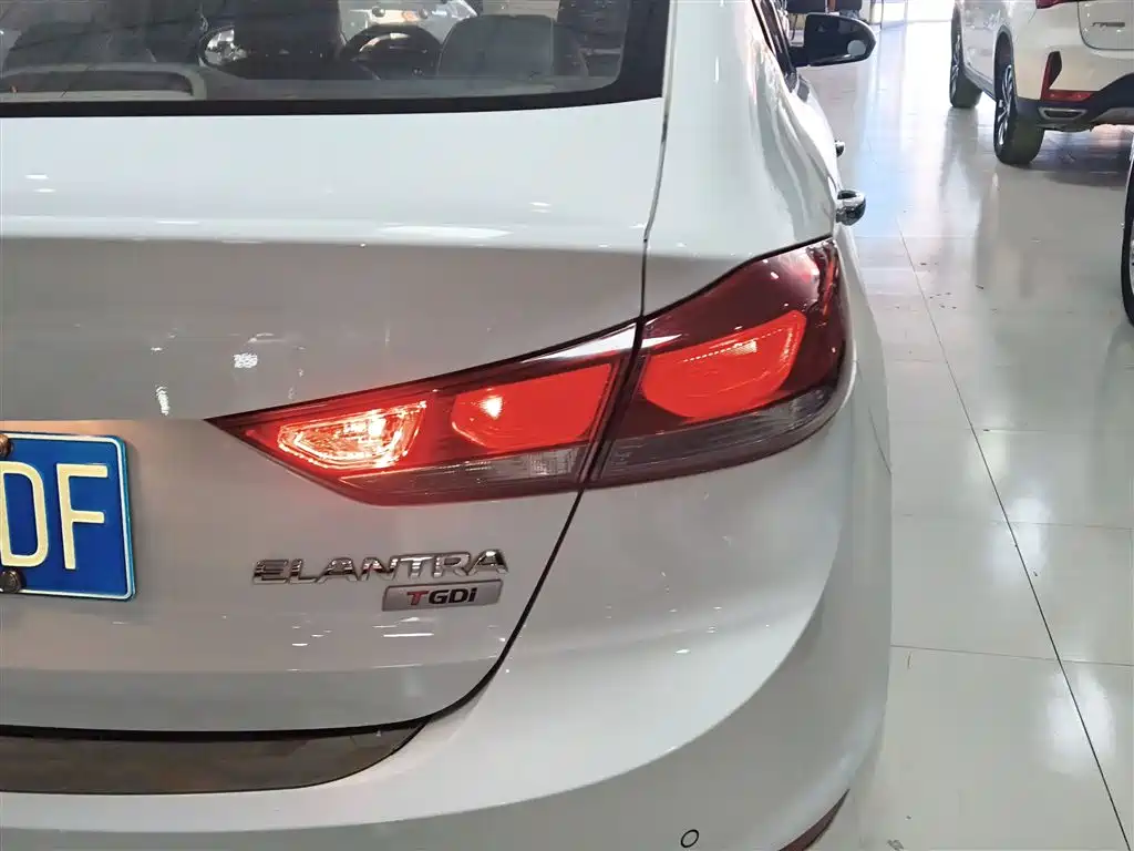 Hyundai Elantra 2019 — фото 23