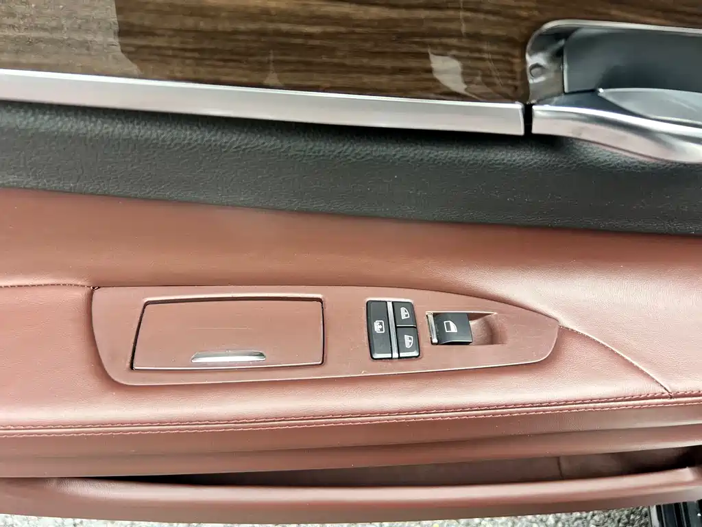 BMW 7 Series 2010 — фото 9