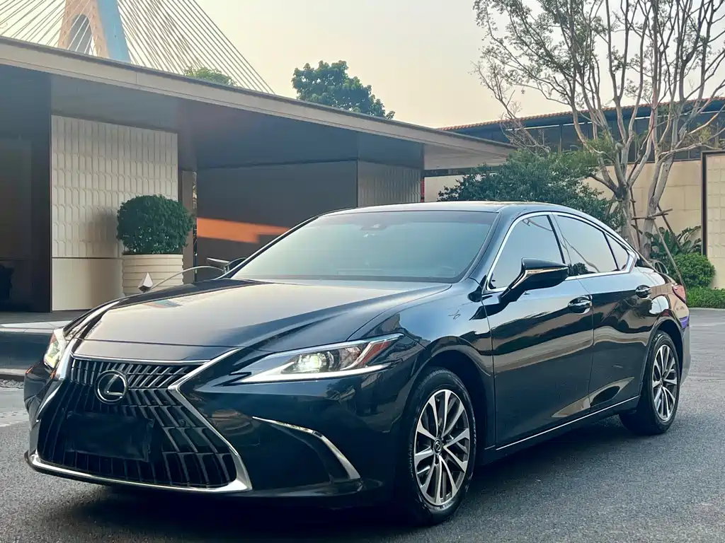 Lexus ES 2024 — фото 1