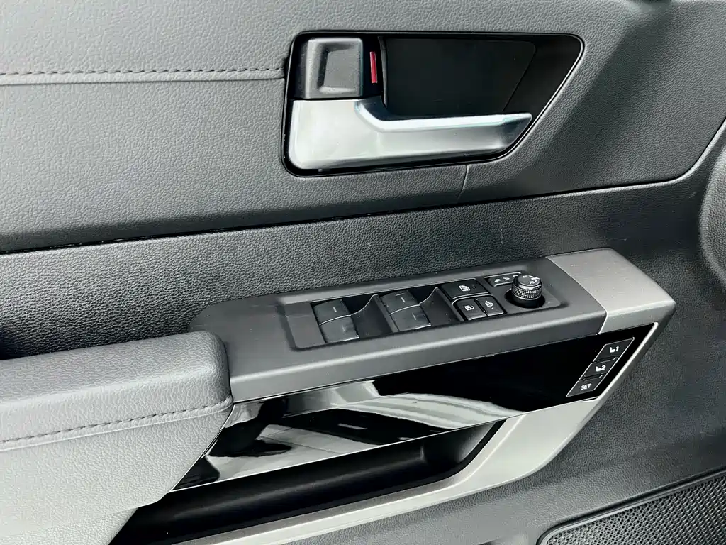 Toyota Sequoia 2023 — фото 22
