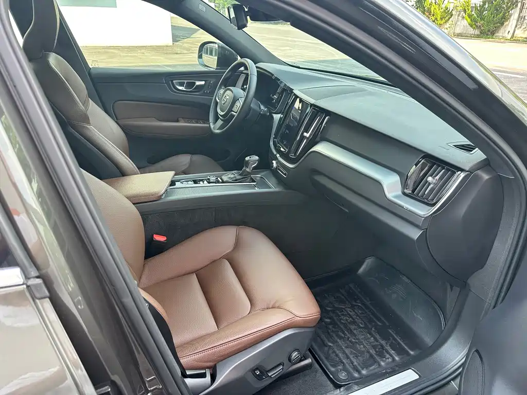 Volvo XC60 2021 — фото 21
