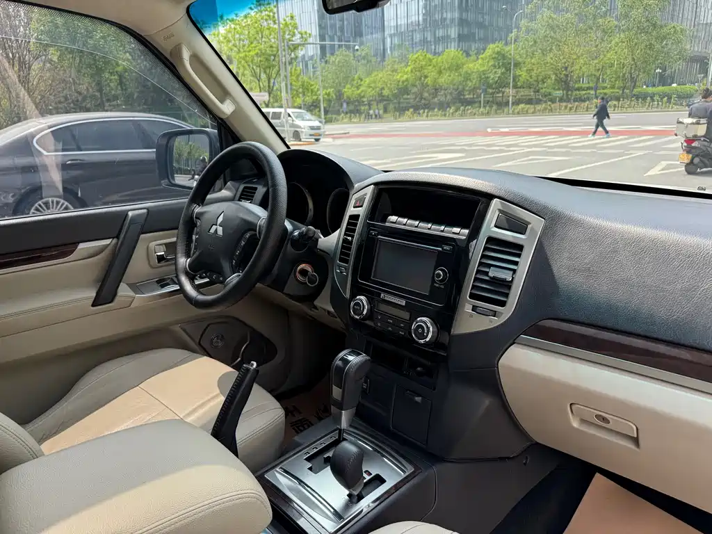 Mitsubishi Pajero 2018 — фото 14
