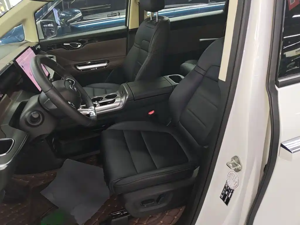 GAC Motor E8 PHEV 2025 — фото 15