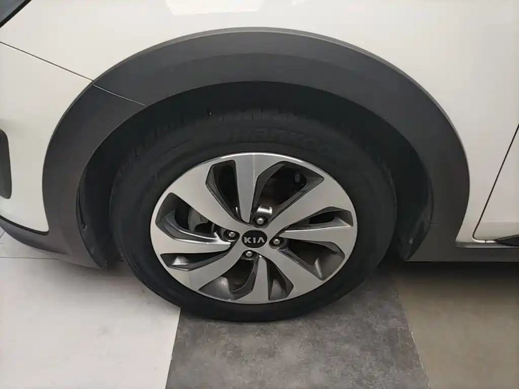 Kia KX Cross 2018 — фото 23
