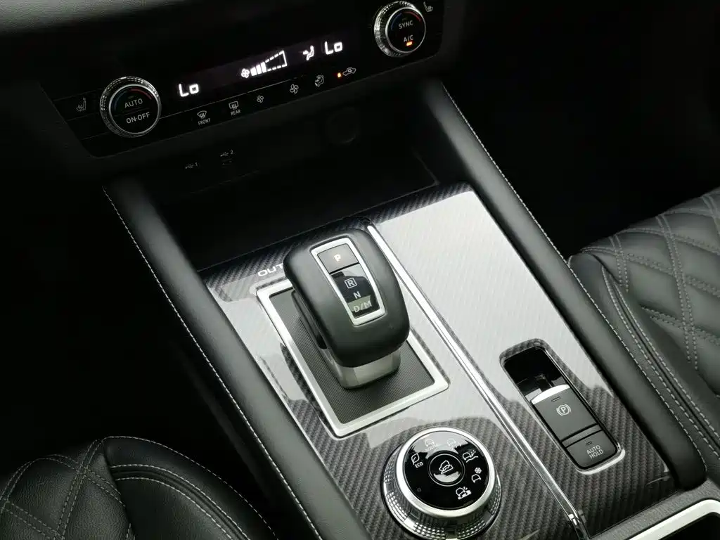 Mitsubishi Outlander 2023 — фото 13