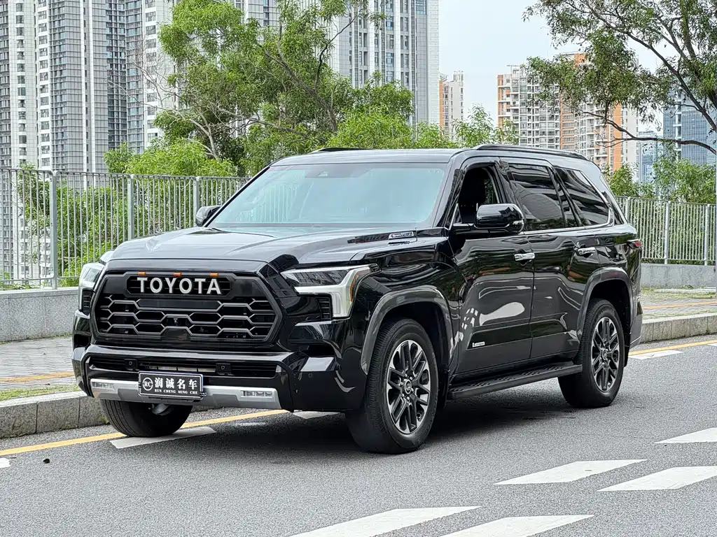 Toyota Sequoia 2023 — фото 1