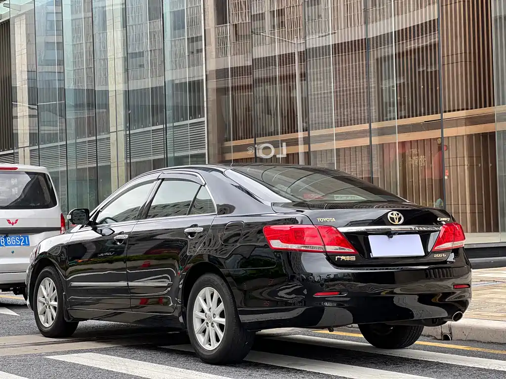Toyota Camry 2011 — фото 22