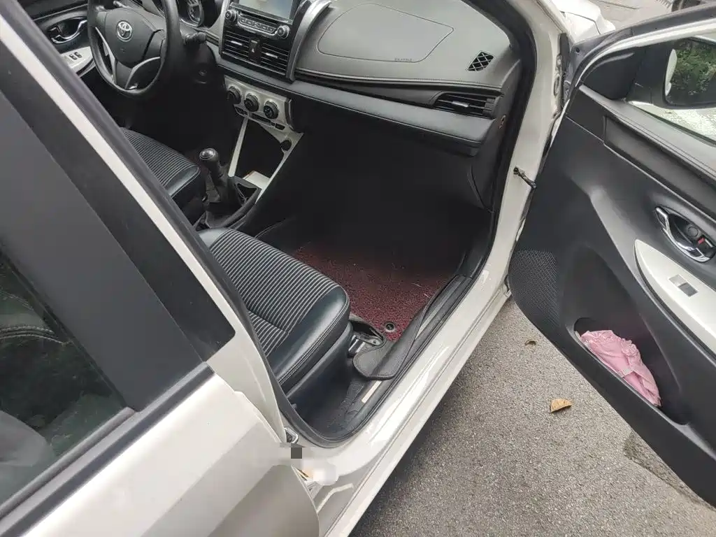 Toyota Yaris L 2015 — фото 21