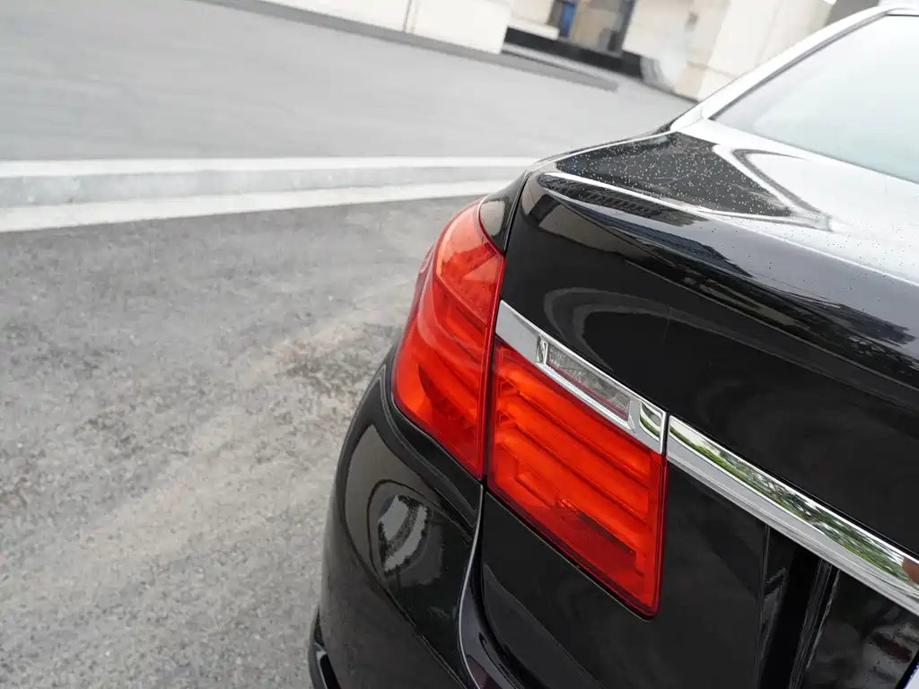 BMW 7 Series 2010 — фото 26
