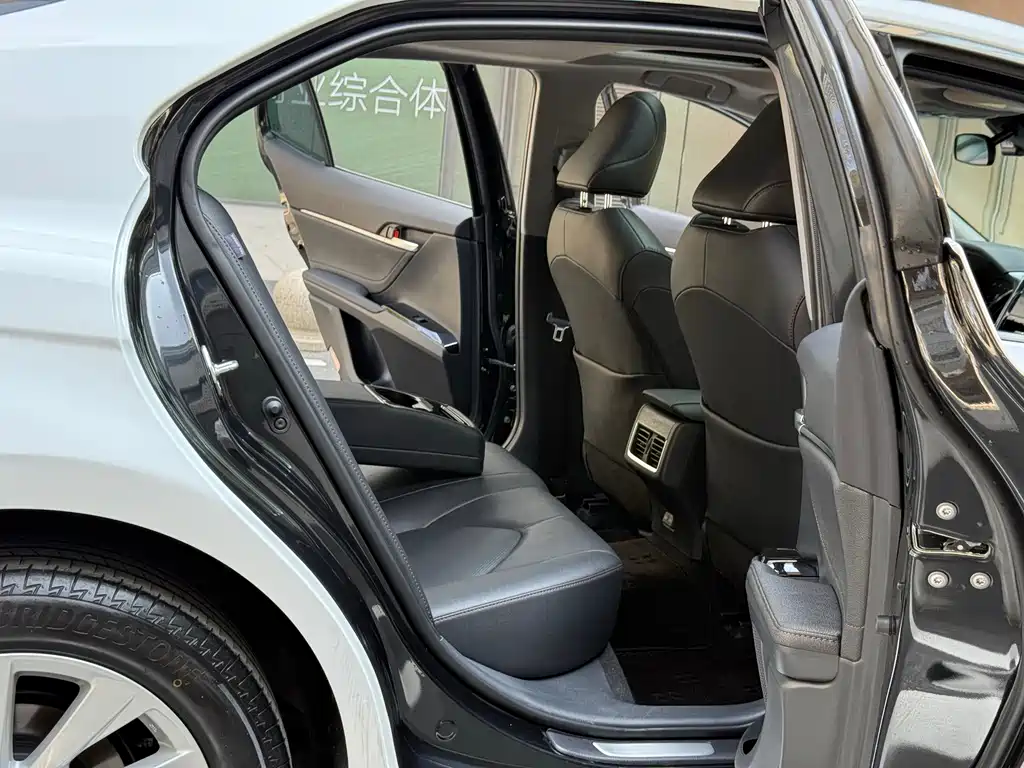 Toyota Camry 2023 — фото 13
