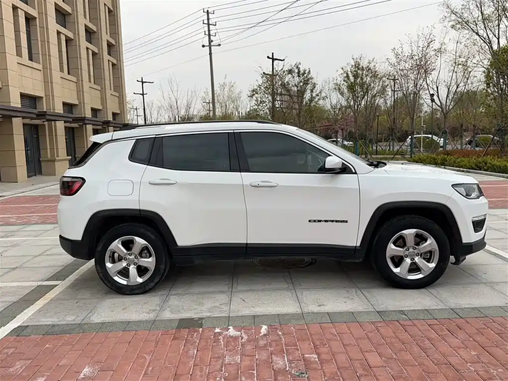 Jeep Compass 2018 — фото 15