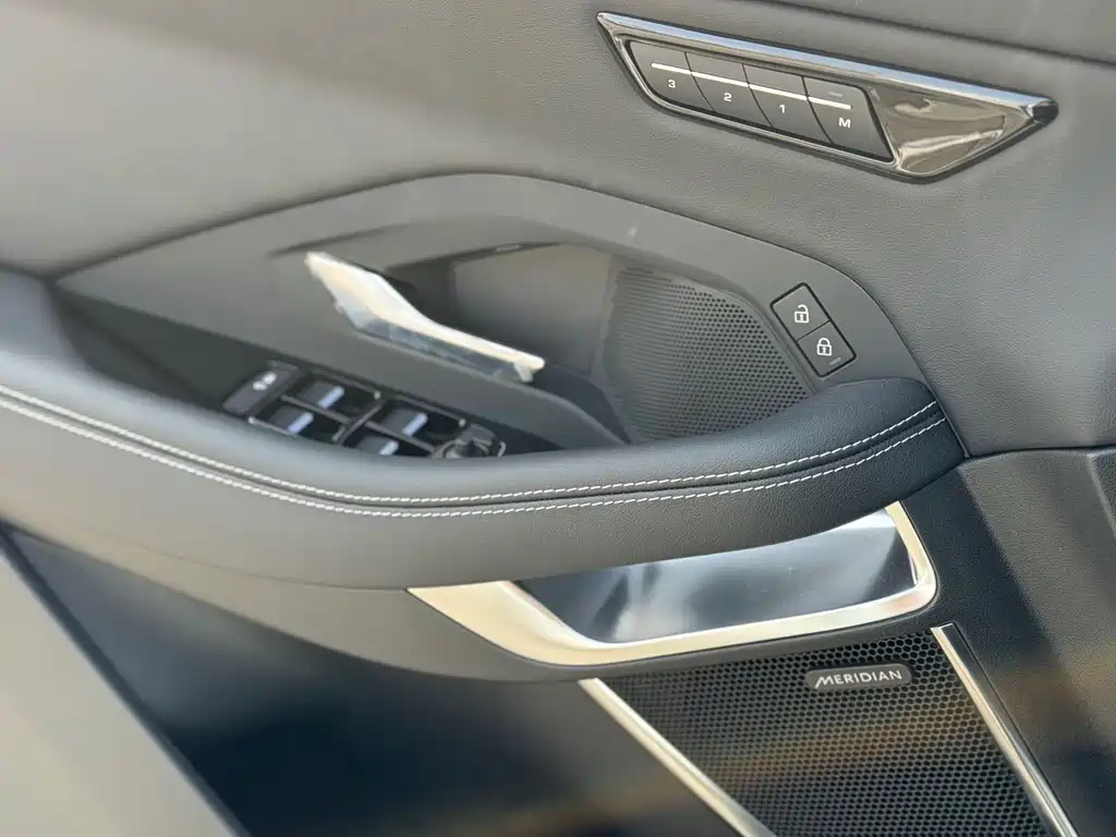 Jaguar E-PACE — фото 13
