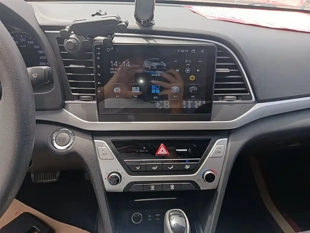Hyundai Elantra 2018 — фото 13