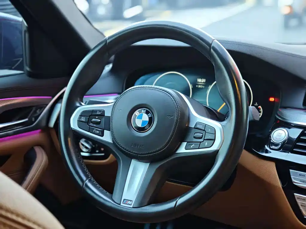 BMW 5 Series 2019 — фото 11