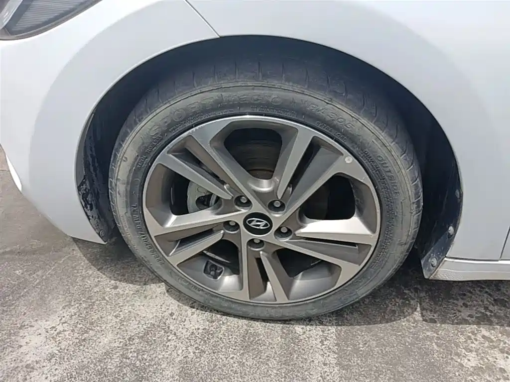 Hyundai Elantra 2018 — фото 23