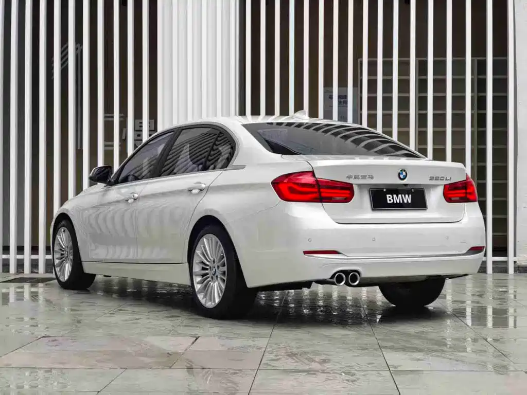 BMW 3 Series 2018 — фото 21