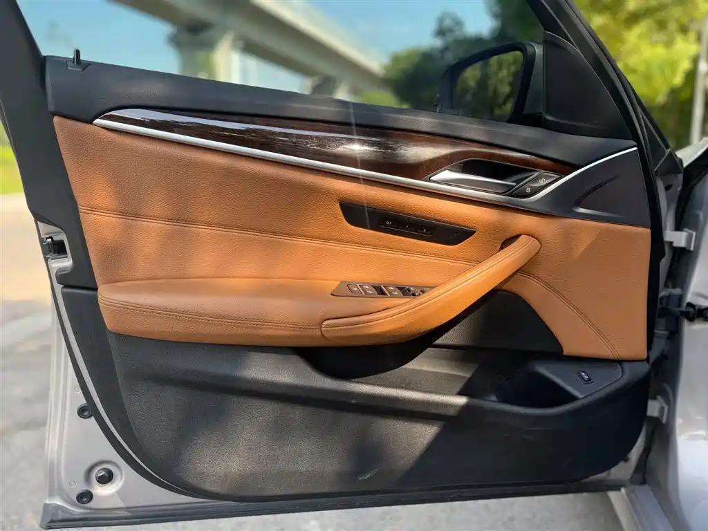 BMW 5 Series 2018 — фото 10