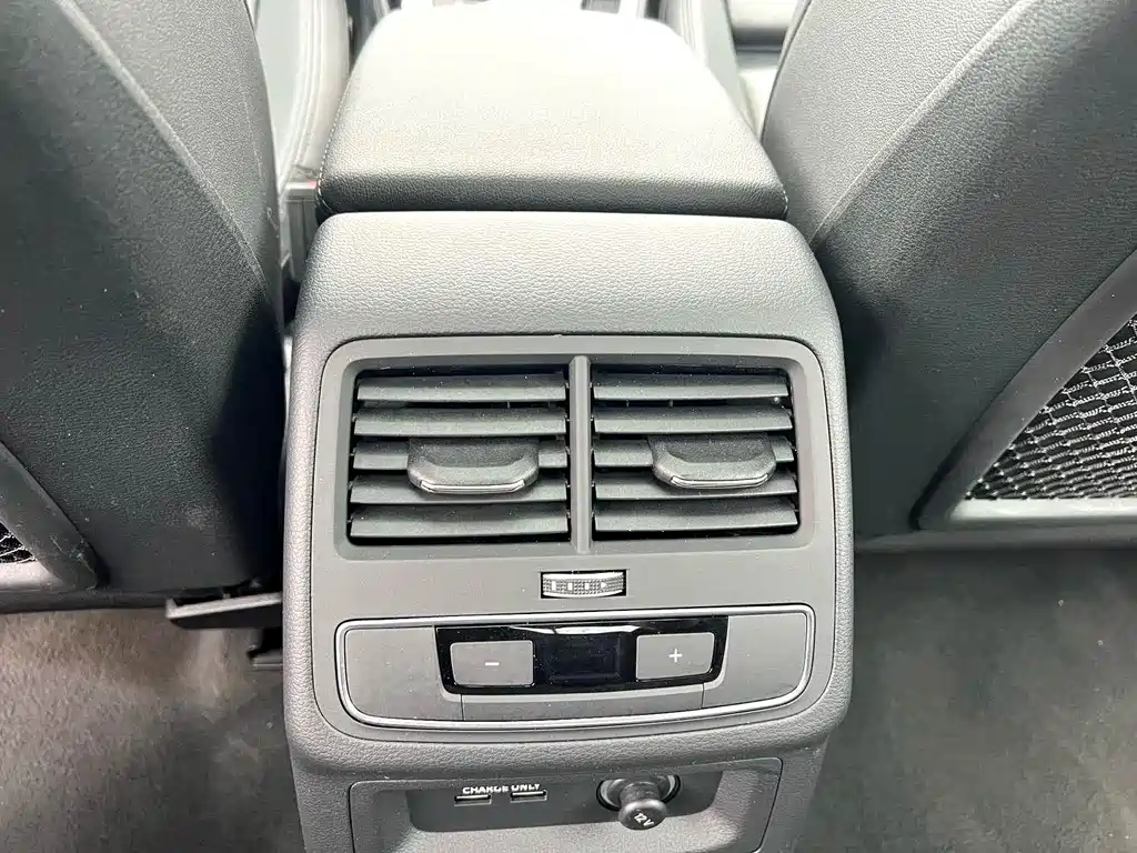 BMW 3 Series 2018 — фото 12