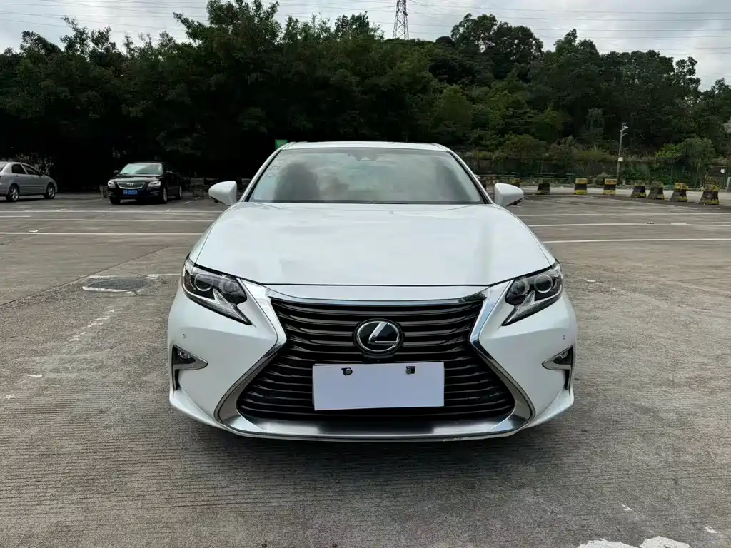 Lexus ES 2017 — фото 1