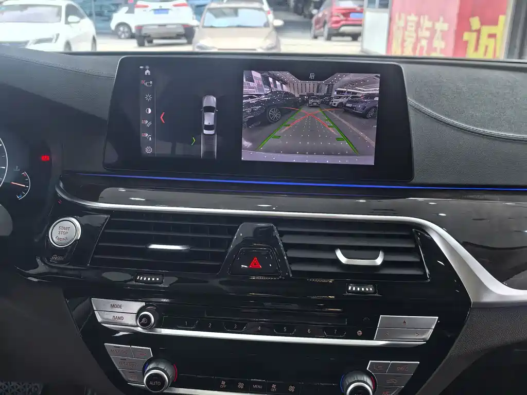 BMW 5 Series 2019 — фото 18