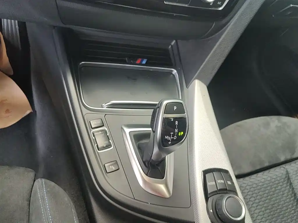 BMW 3 Series 2017 — фото 14
