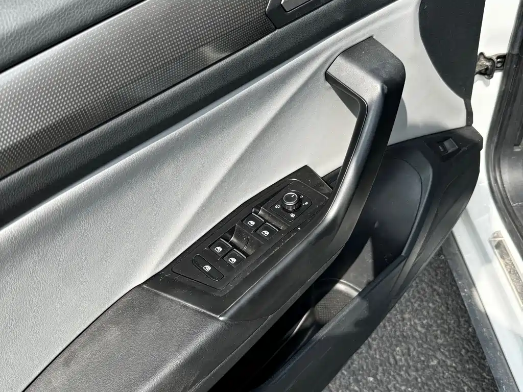 Volkswagen T-Roc 2023 — фото 11