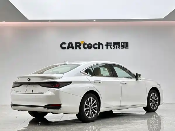 Lexus ES 2025