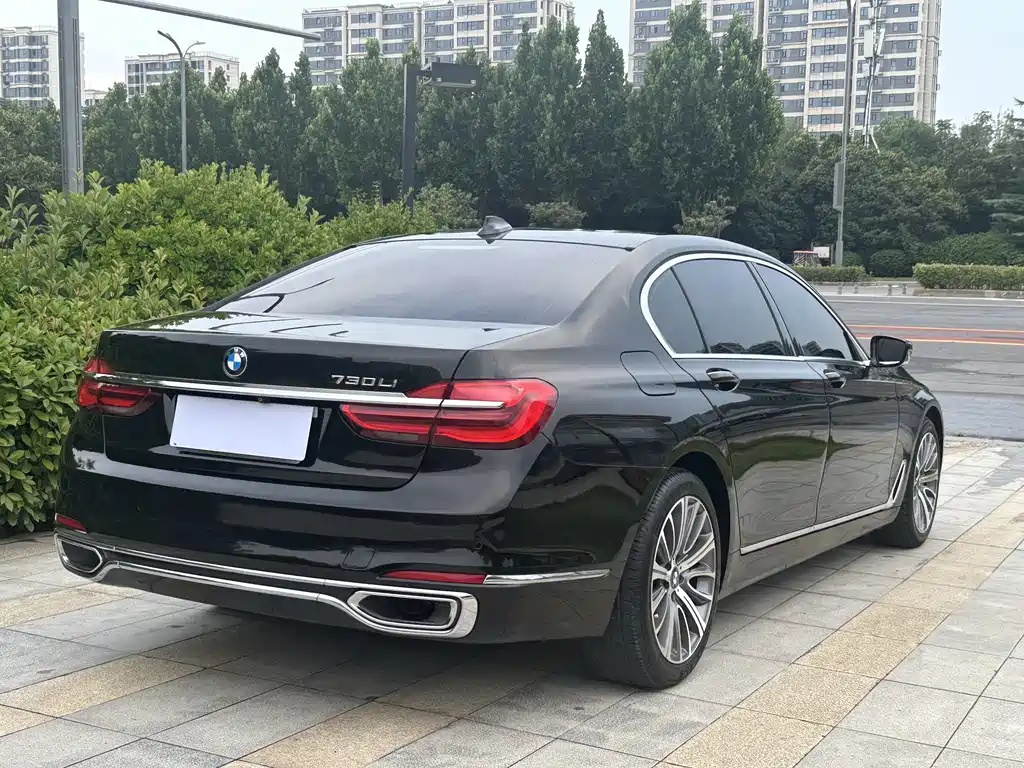 BMW 7 Series 2017 — фото 11