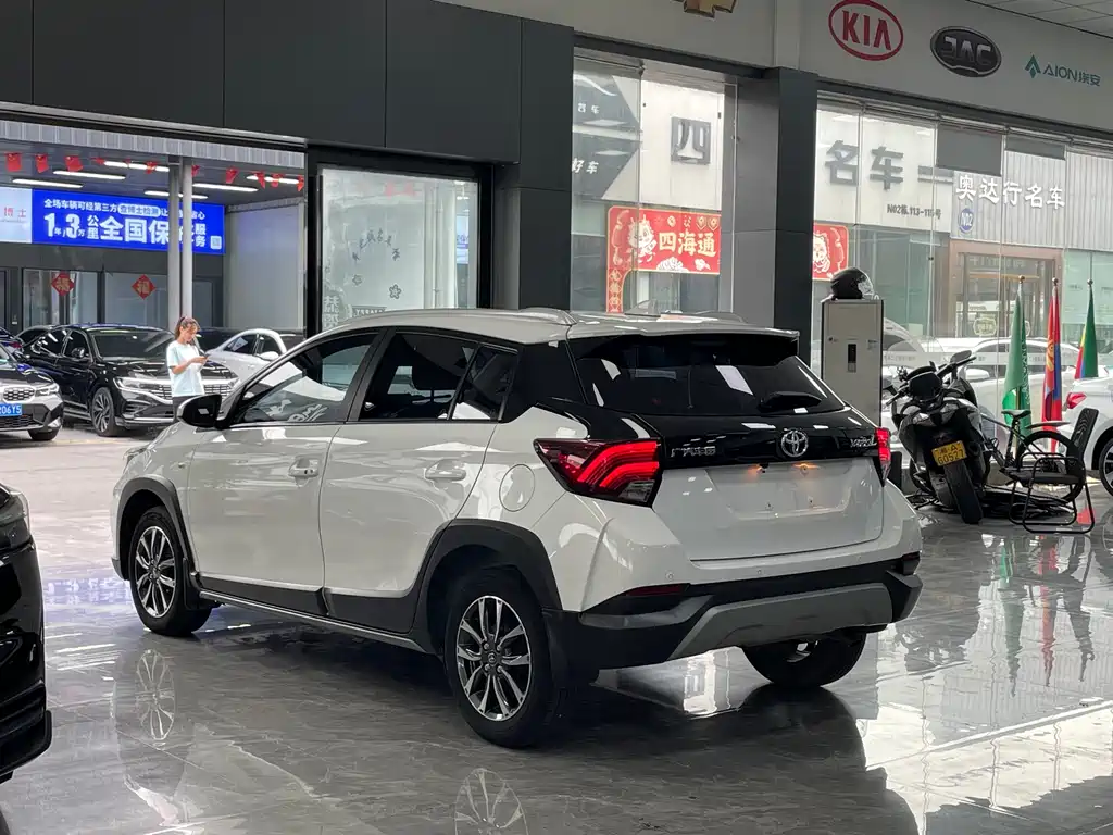 Toyota Yaris L 2022 — фото 14