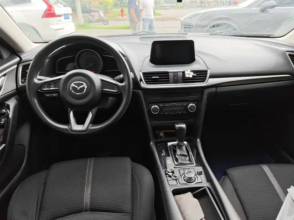 Mazda 3 Axela 2017 — фото 10