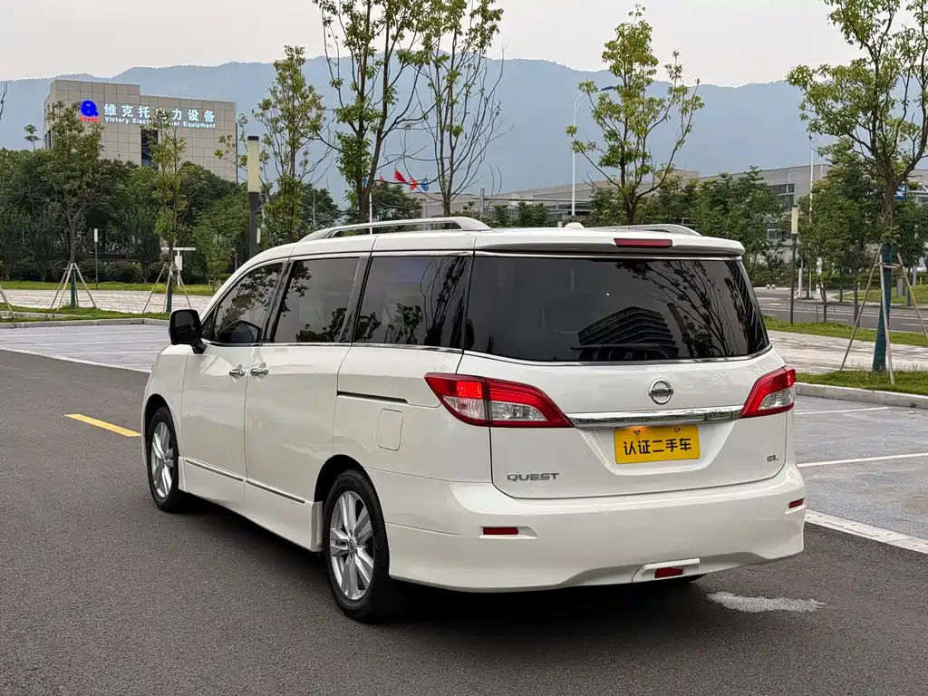 Nissan Quest 2017 — фото 18
