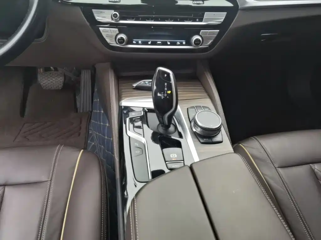 BMW 5 Series 2019 — фото 10