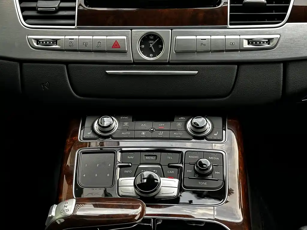 Audi A8 2016 — фото 18