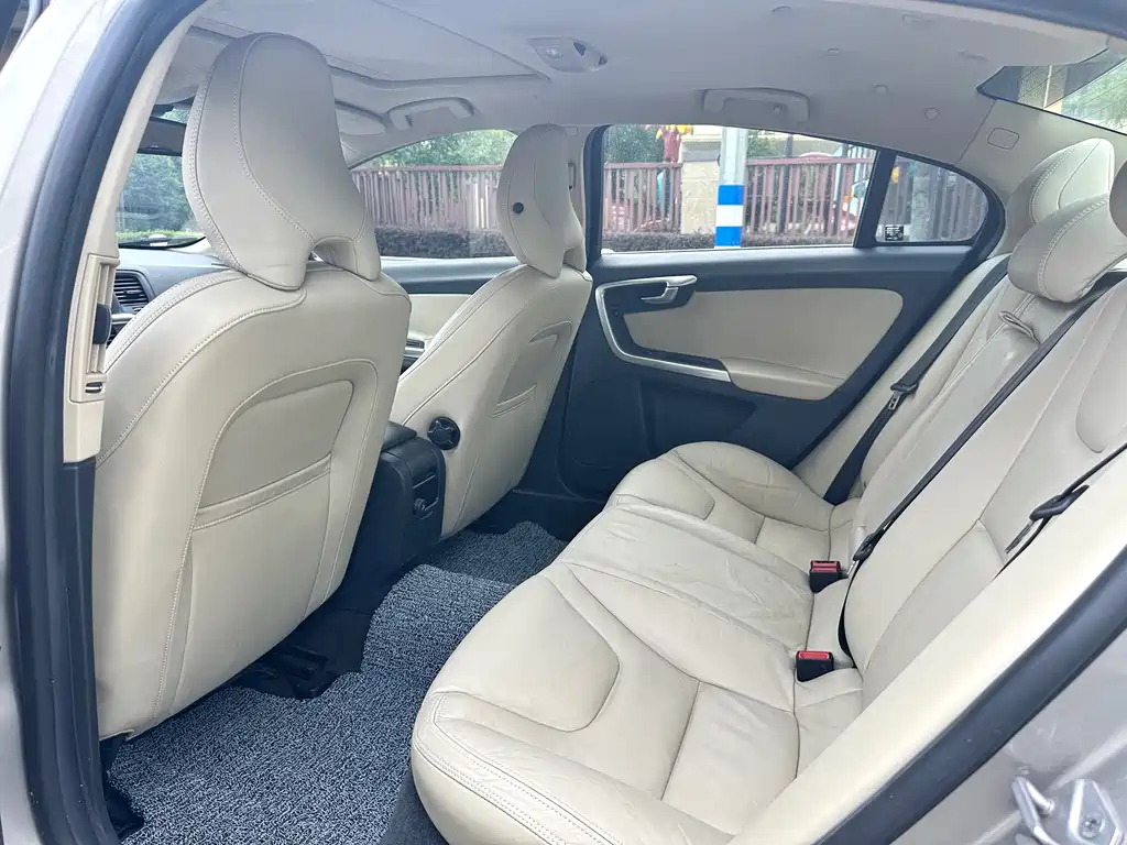Volvo S60 2015 — фото 12