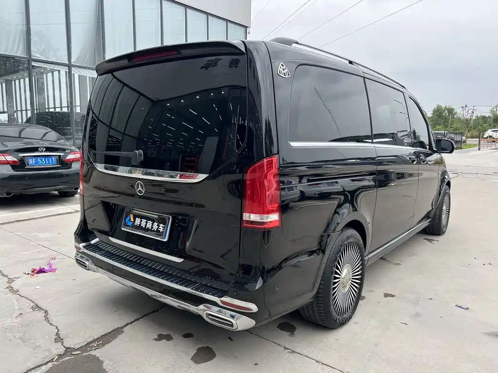 Mercedes-Benz V-Class 2023 — фото 13
